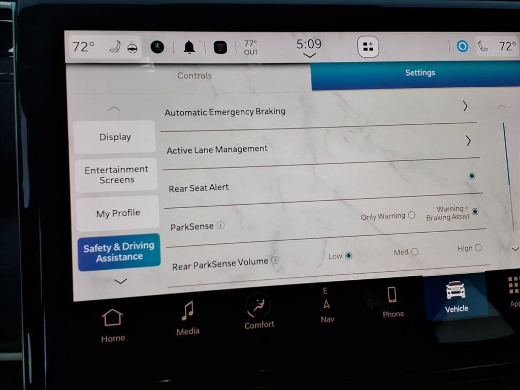 Used 2023 Jeep Grand Cherokee L Limited w/ Black Appearance Package image 7