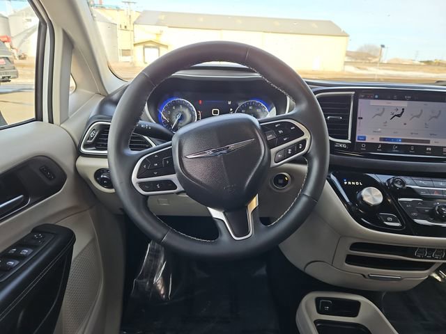 Used 2023 Chrysler Pacifica Touring-L FWD image 28