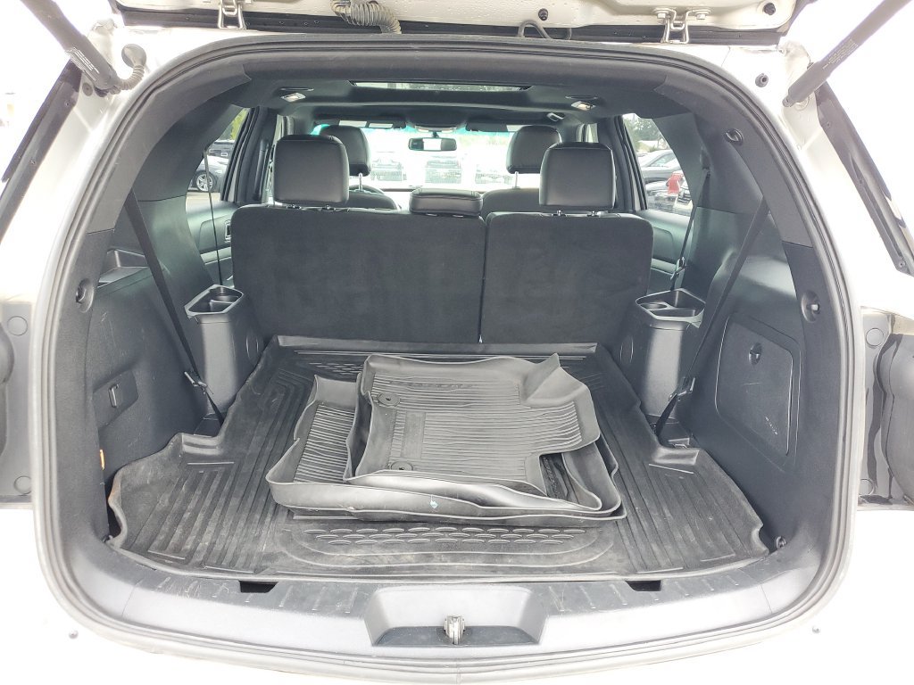 Used 2017 Ford Explorer XLT w/ Equipment Group 202A AWD/4WD image 8