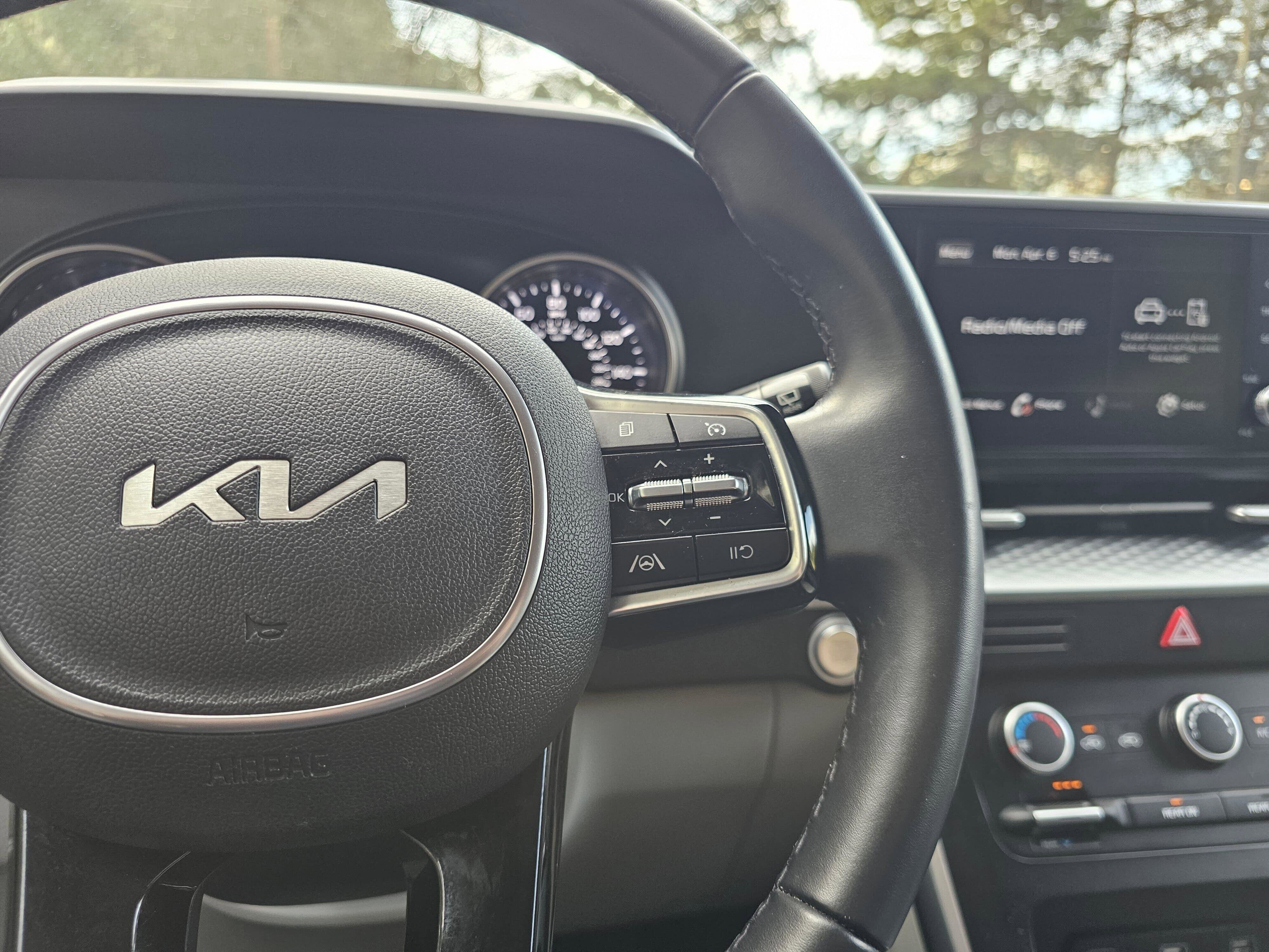 Used 2022 Kia Carnival LX FWD image 32