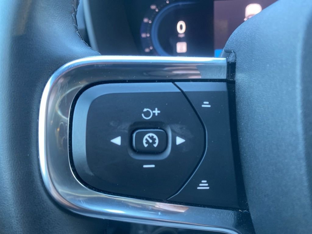 Used 2024 Volvo XC40 B5 Core image 16