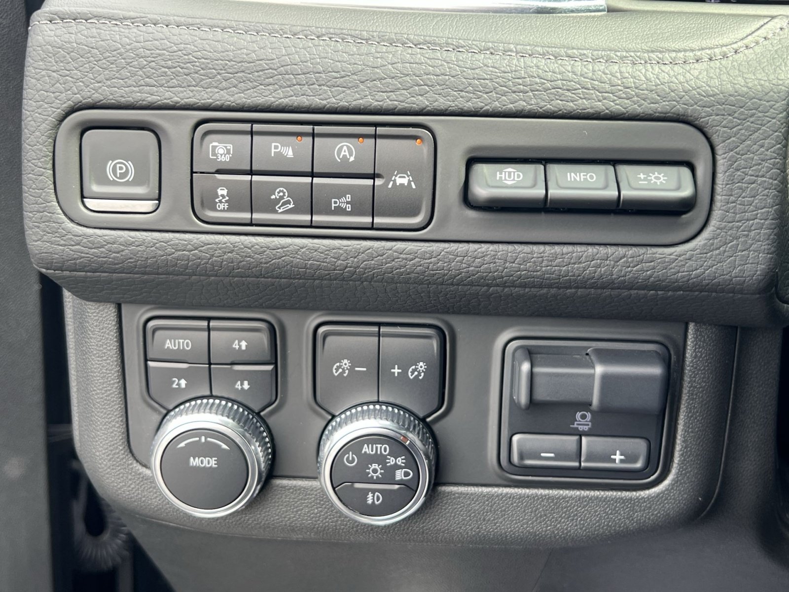 Used 2023 GMC Yukon XL Denali w/ Advanced Technology Package AWD/4WD image 35