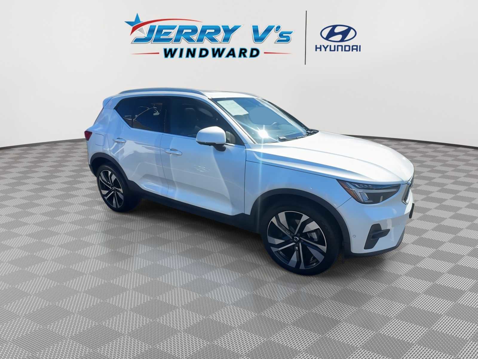 Used 2023 Volvo XC40 B4 Plus w/ Driver Assist Package image 9