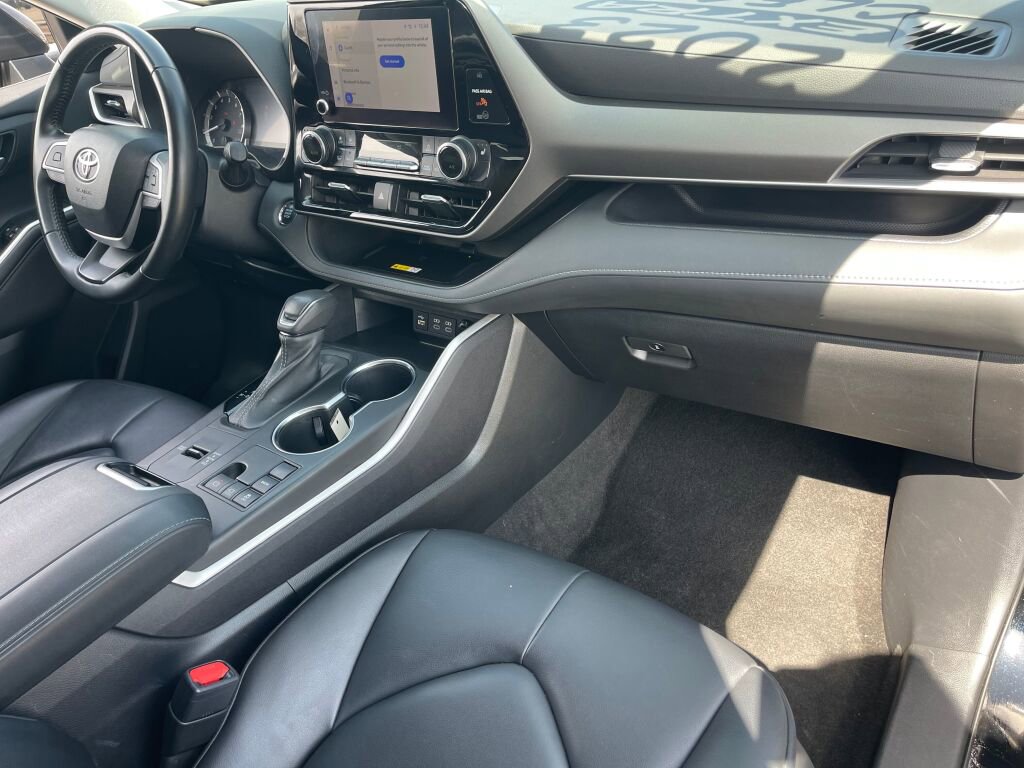 Used 2023 Toyota Highlander XLE image 37