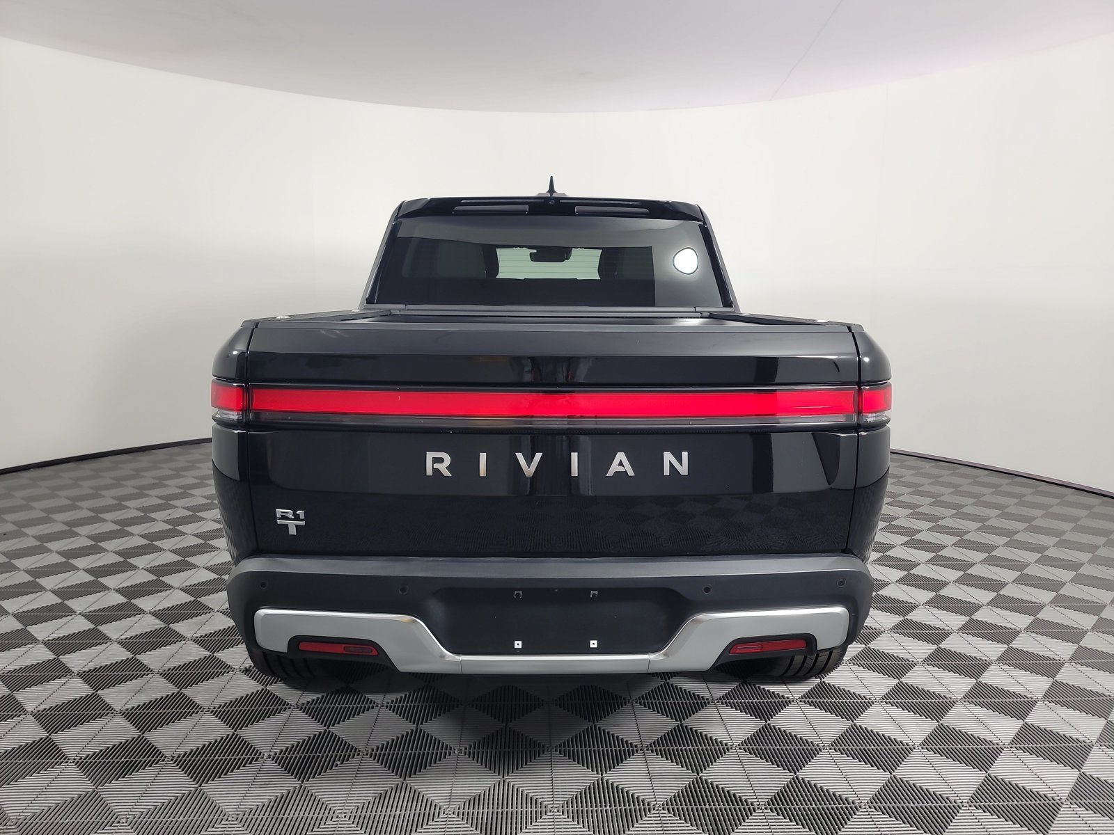 Used 2024 Rivian R1T Adventure Dual AWD/4WD image 4