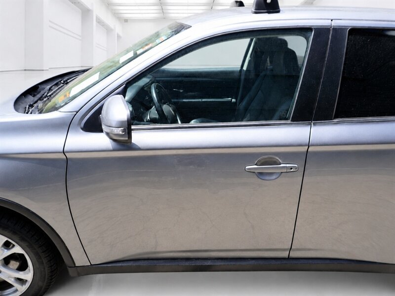 Used 2015 Mitsubishi Outlander SE AWD/4WD image 25