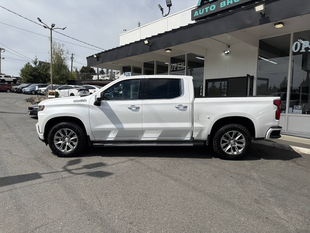 Used 2019 Chevrolet Silverado 1500 High Country w/ Technology Package AWD/4WD image 3