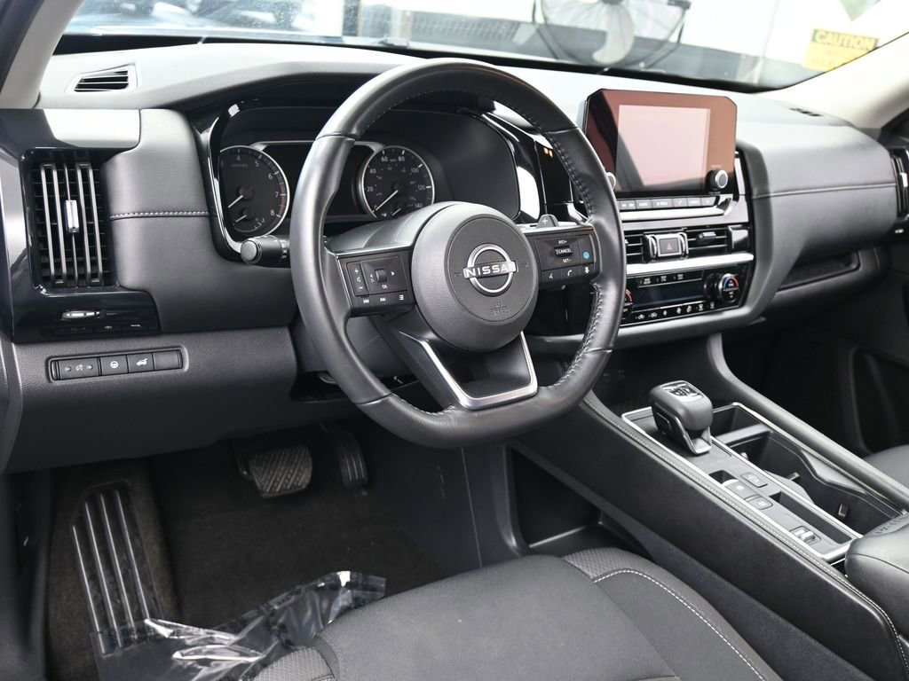Used 2025 Nissan Pathfinder SV image 13