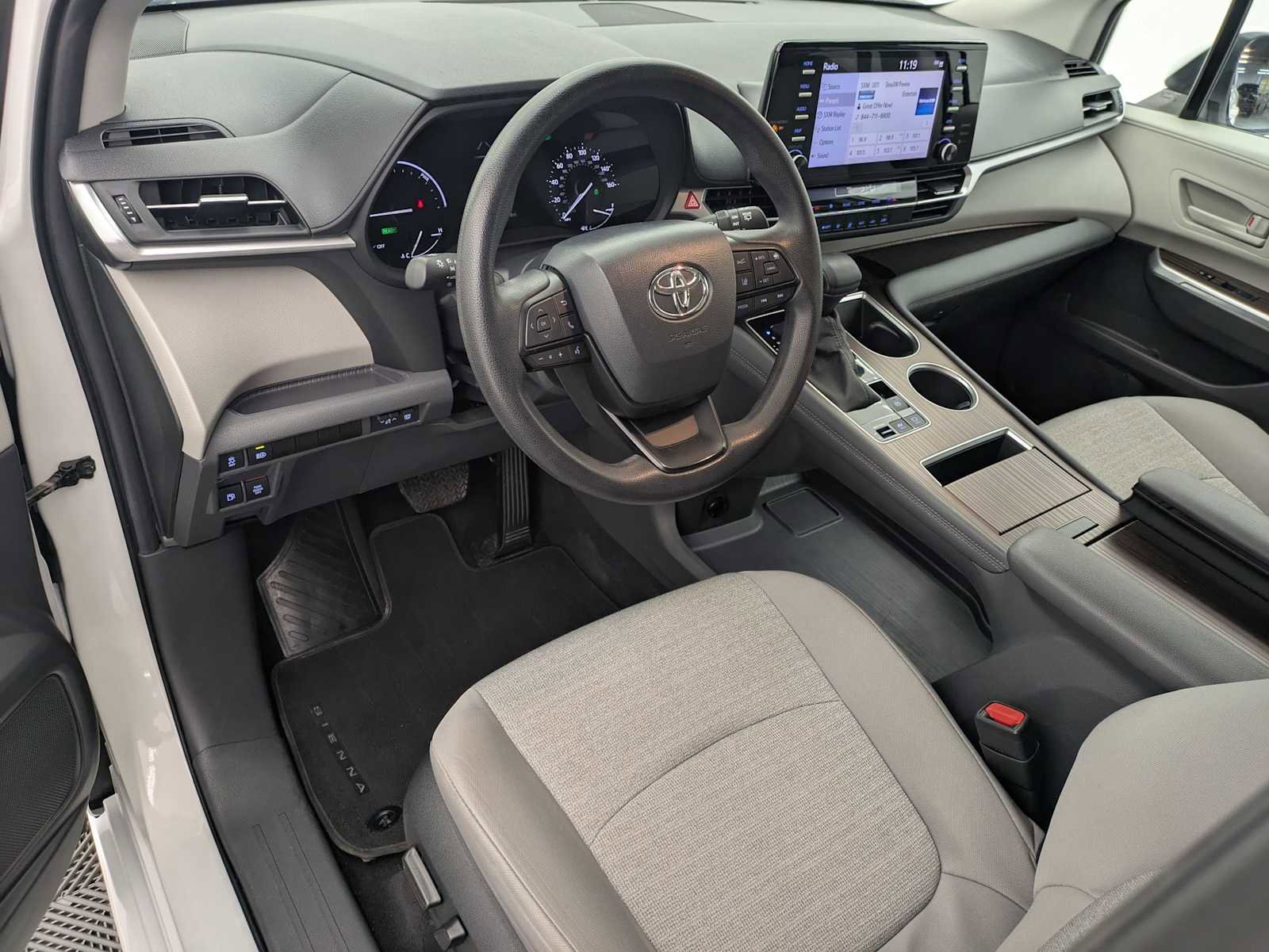 Used 2024 Toyota Sienna LE w/ LE Plus Package FWD image 2
