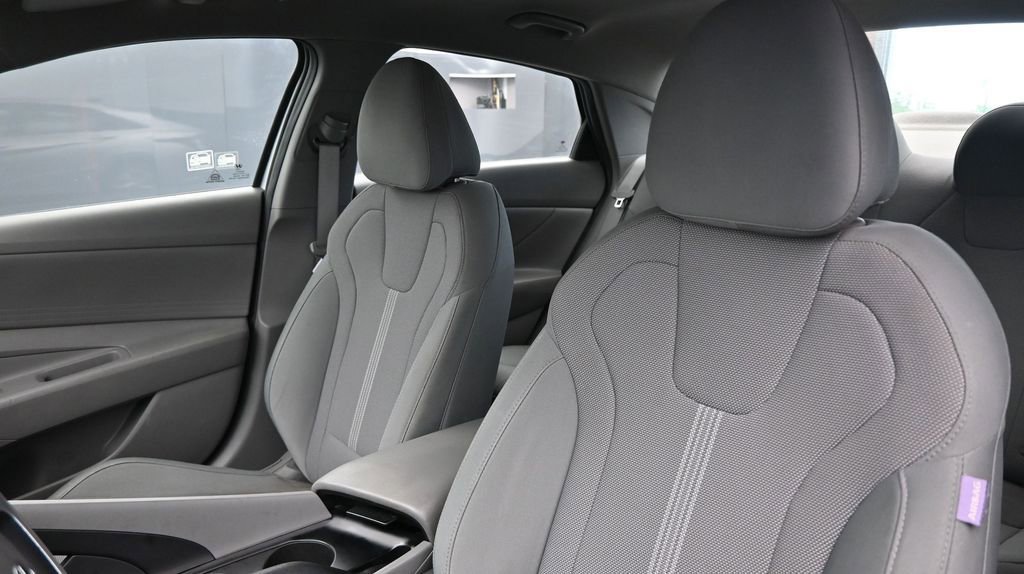 Used 2021 Hyundai Elantra SE FWD image 23