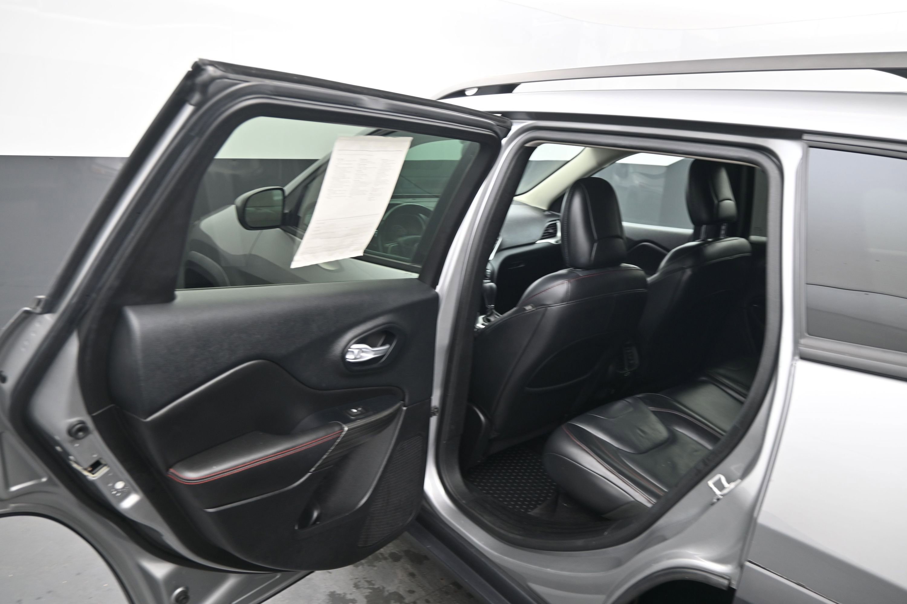 Used 2016 Jeep Cherokee Trailhawk w/ Comfort/Convenience Group AWD/4WD image 14