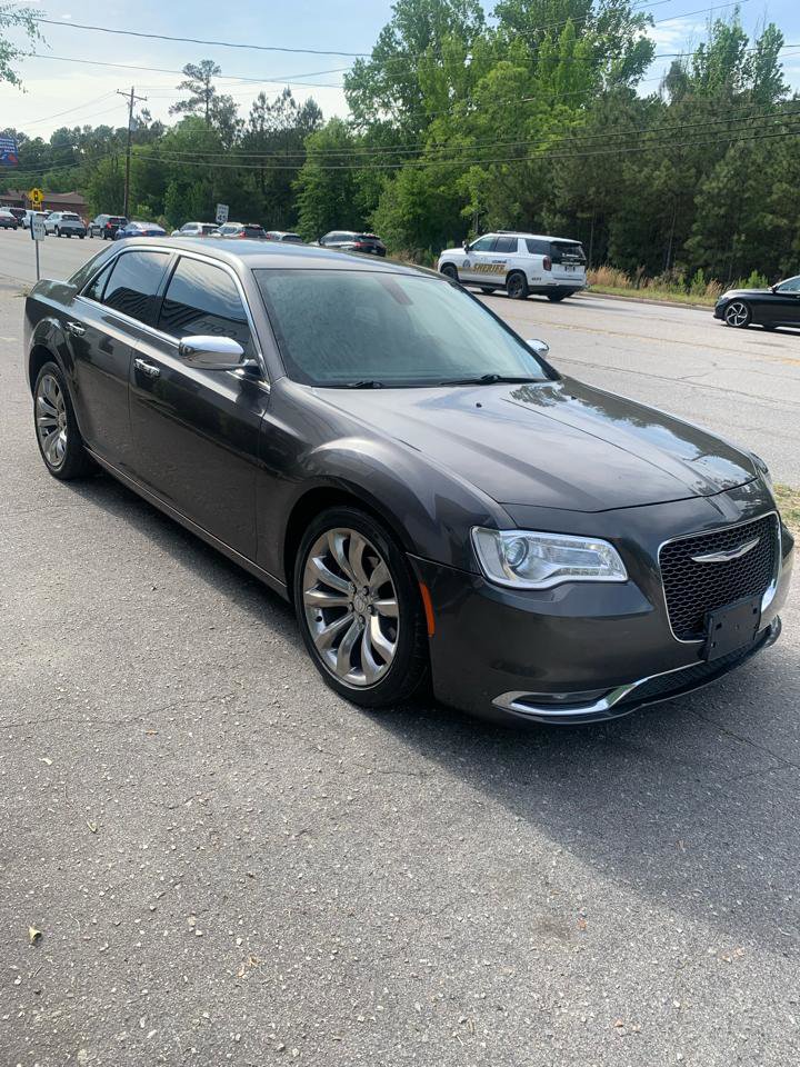 Used 2018 Chrysler 300 Limited RWD image 3