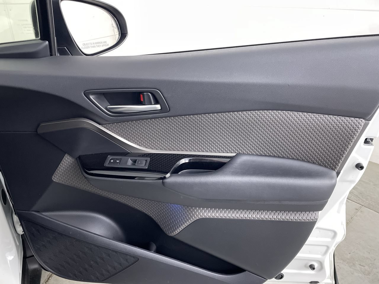 Used 2020 Toyota C-HR Limited FWD image 22