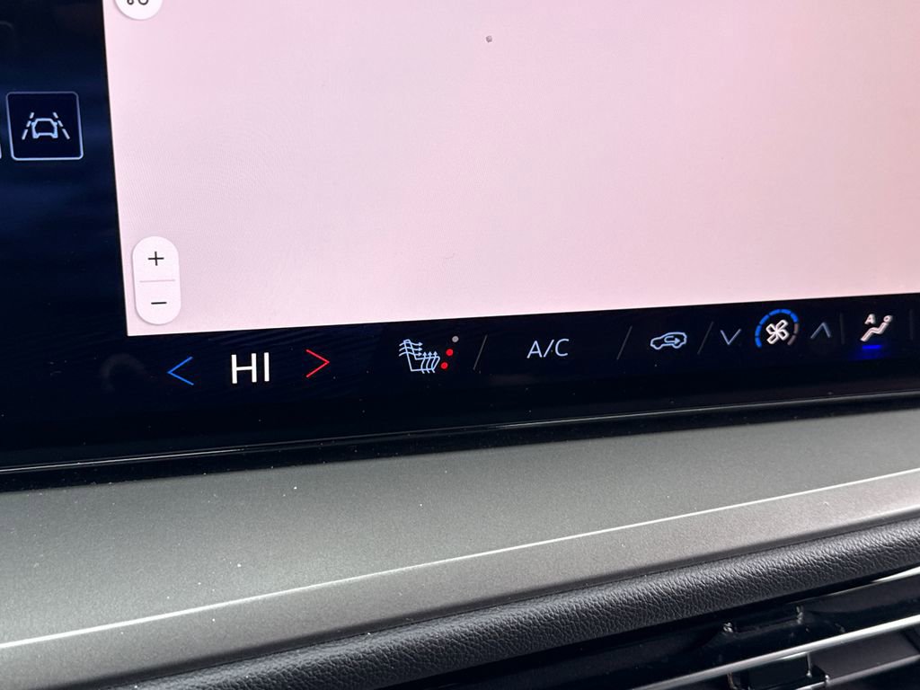 Used 2024 Chevrolet Traverse LT image 26