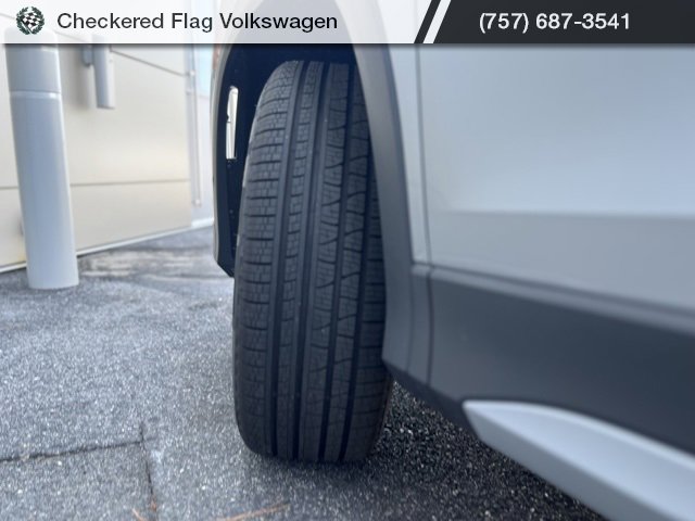 New 2025 Volkswagen Tiguan SE image 12