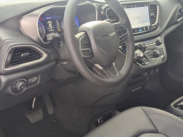 New 2026 Chrysler Pacifica Select image 3