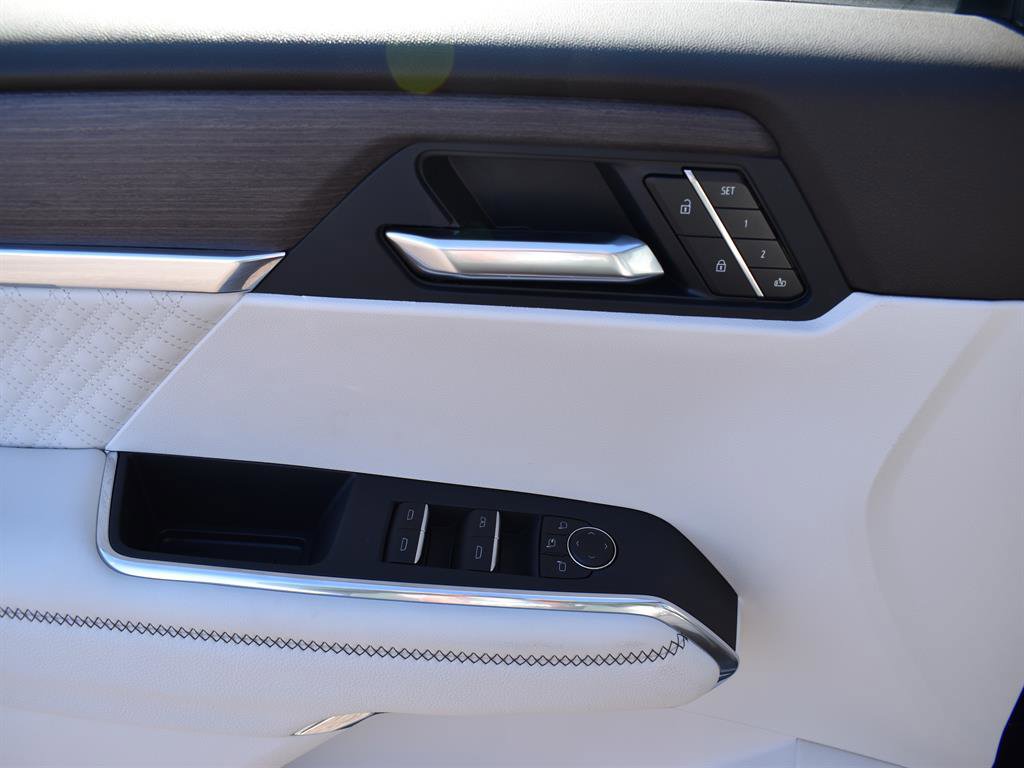 New 2026 GMC Acadia Denali w/ Super Cruise Package image 16