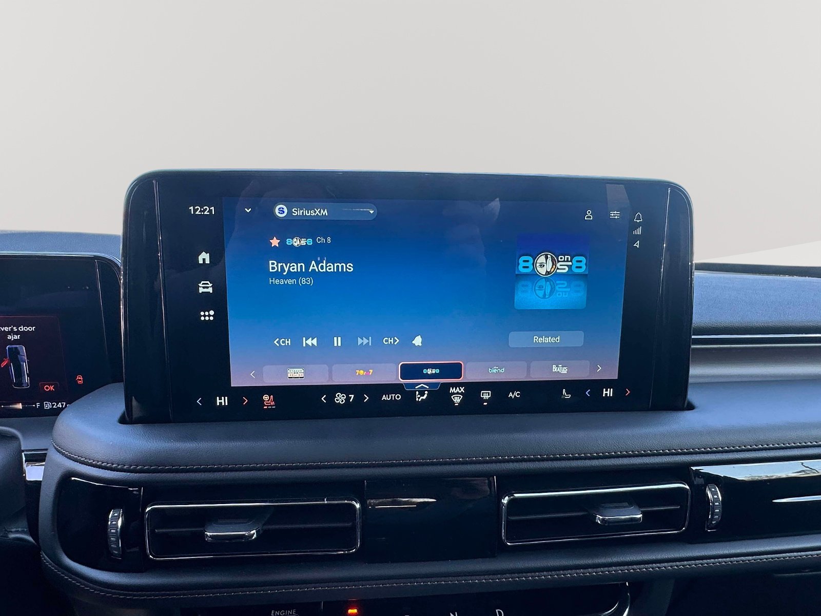 Used 2025 Lincoln Aviator Reserve w/ Equipment Group 201A image 11