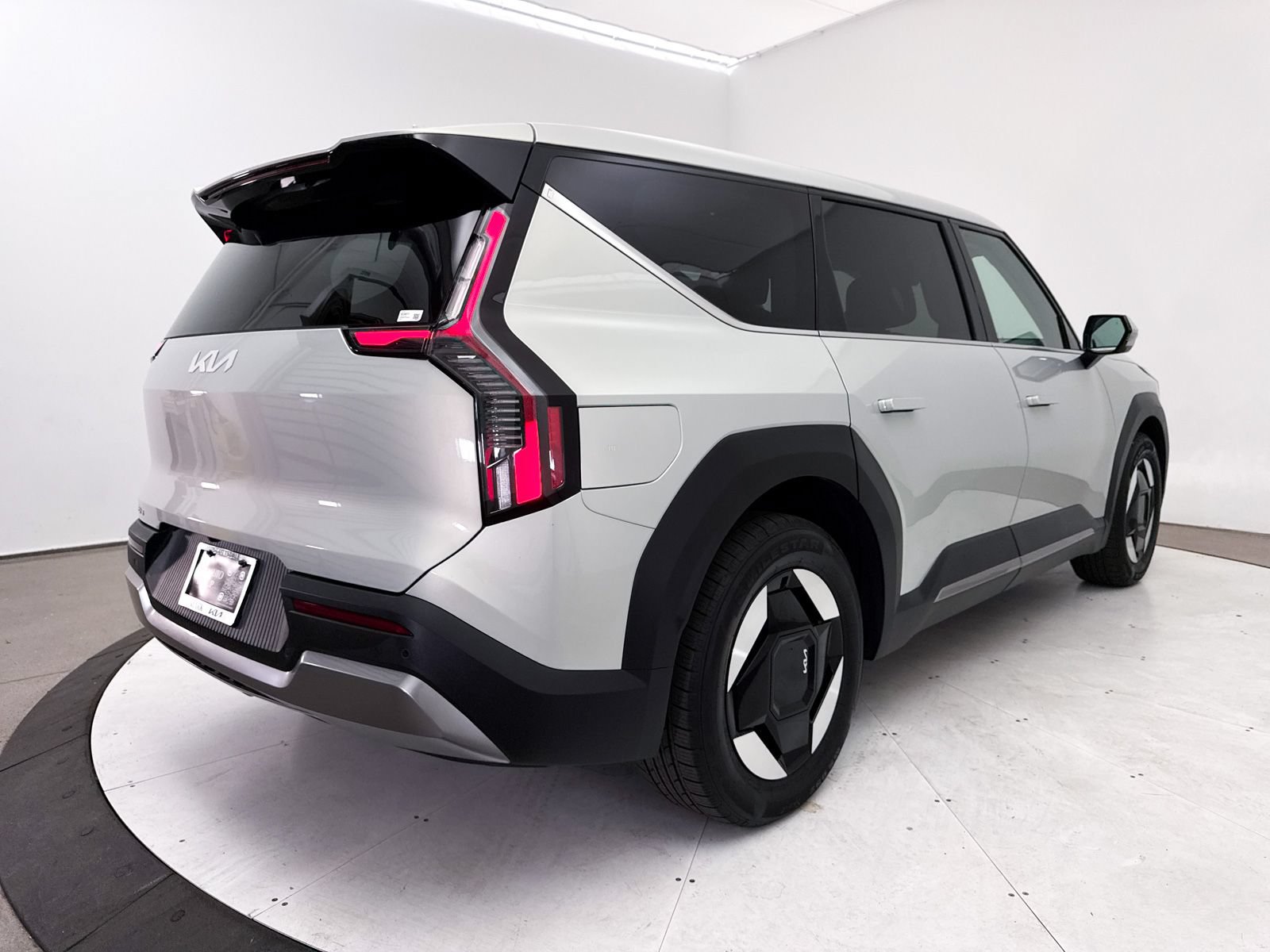 Certified 2024 Kia EV9 Light Long Range RWD image 19