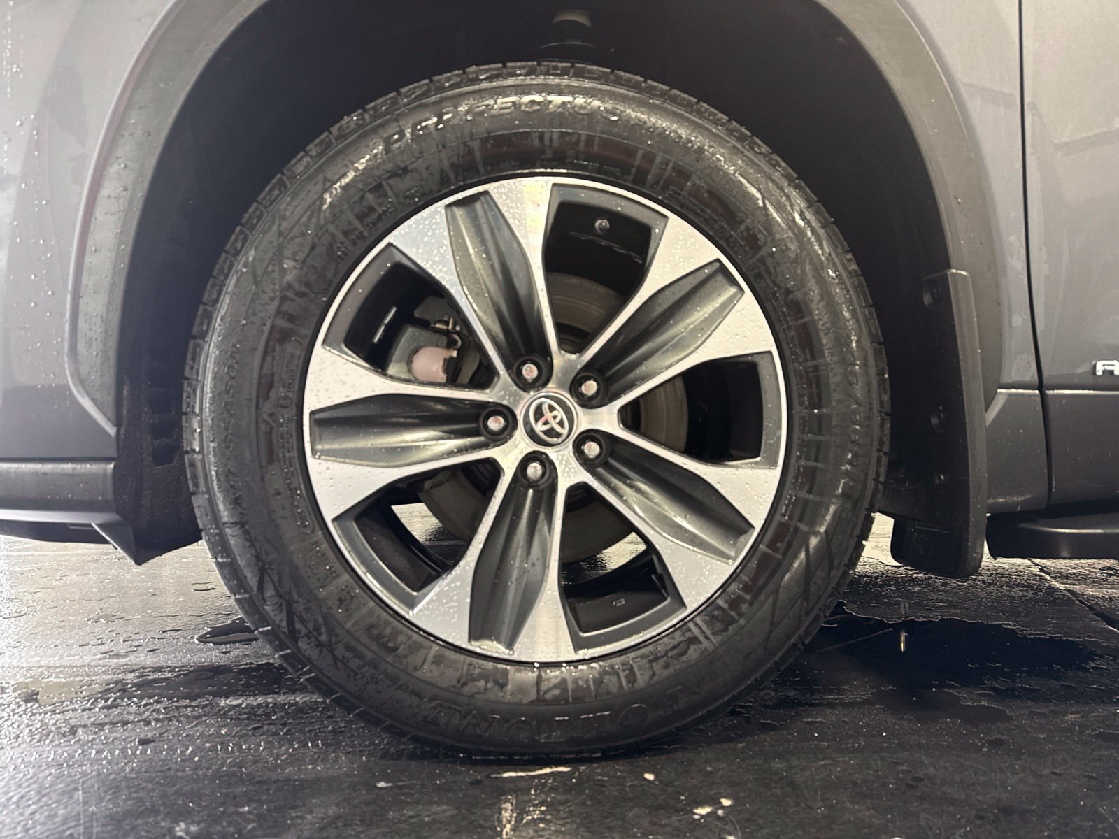 Used 2020 Toyota Highlander XLE AWD/4WD image 9