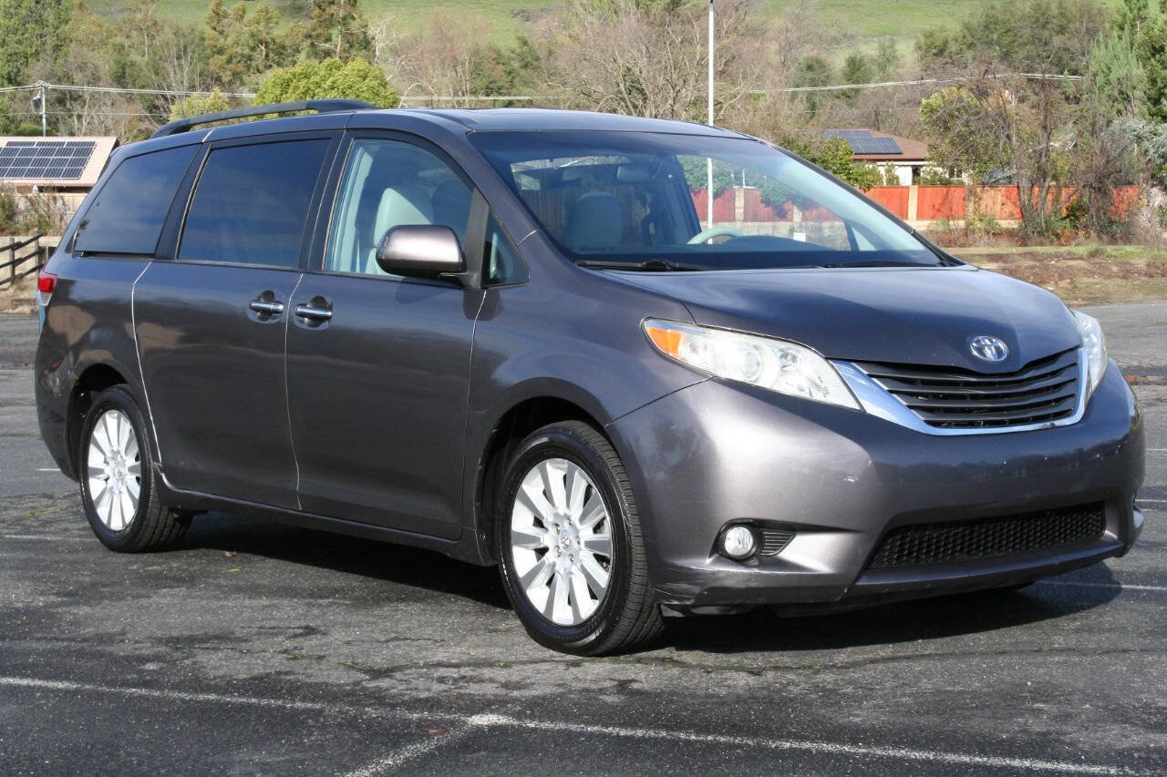 Used 2014 Toyota Sienna XLE image 2