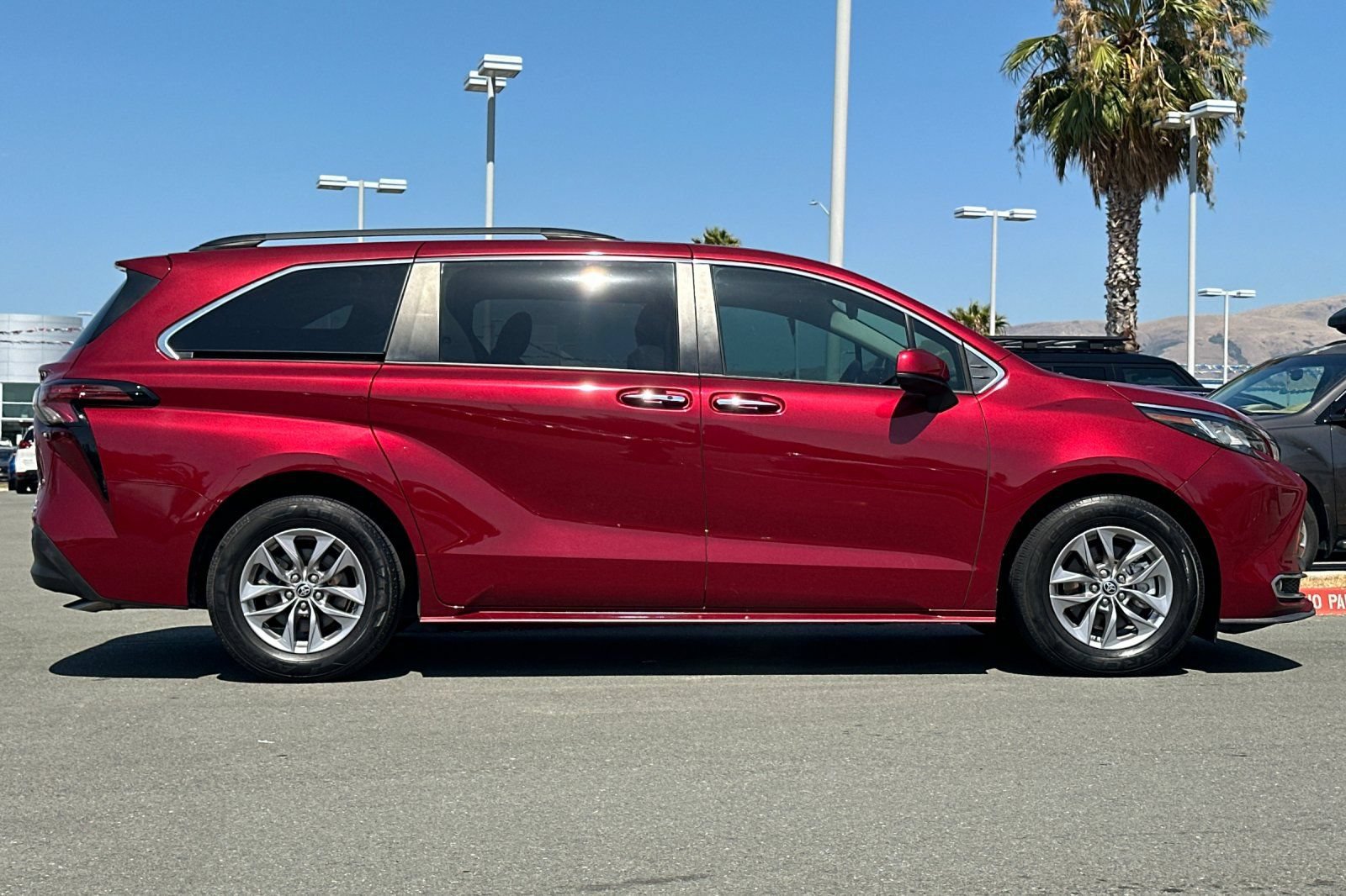 Used 2022 Toyota Sienna XLE FWD image 3