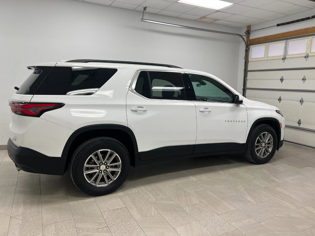 Used 2023 Chevrolet Traverse LT FWD image 10