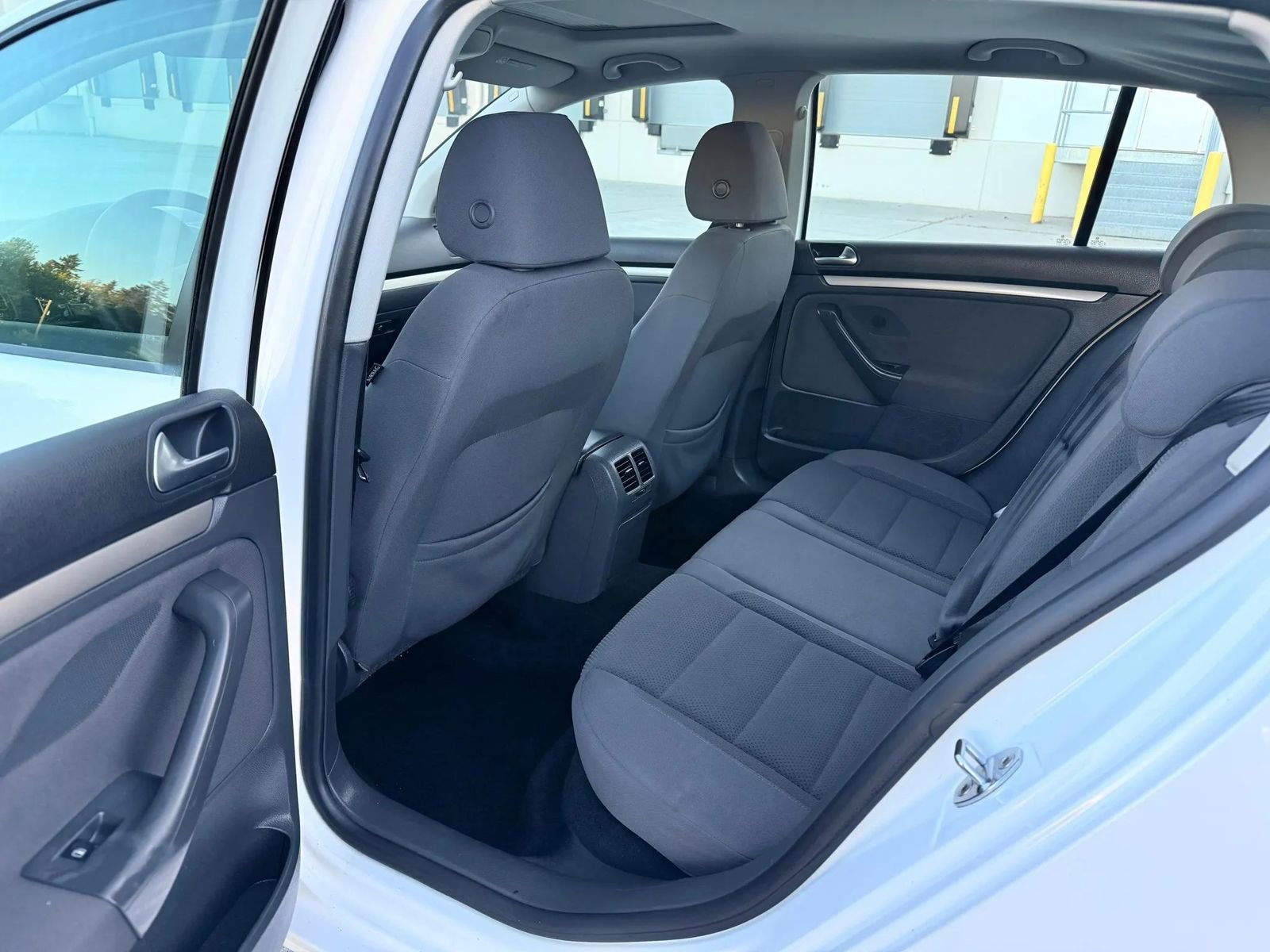 Used 2008 Volkswagen Rabbit 4-Door FWD image 10