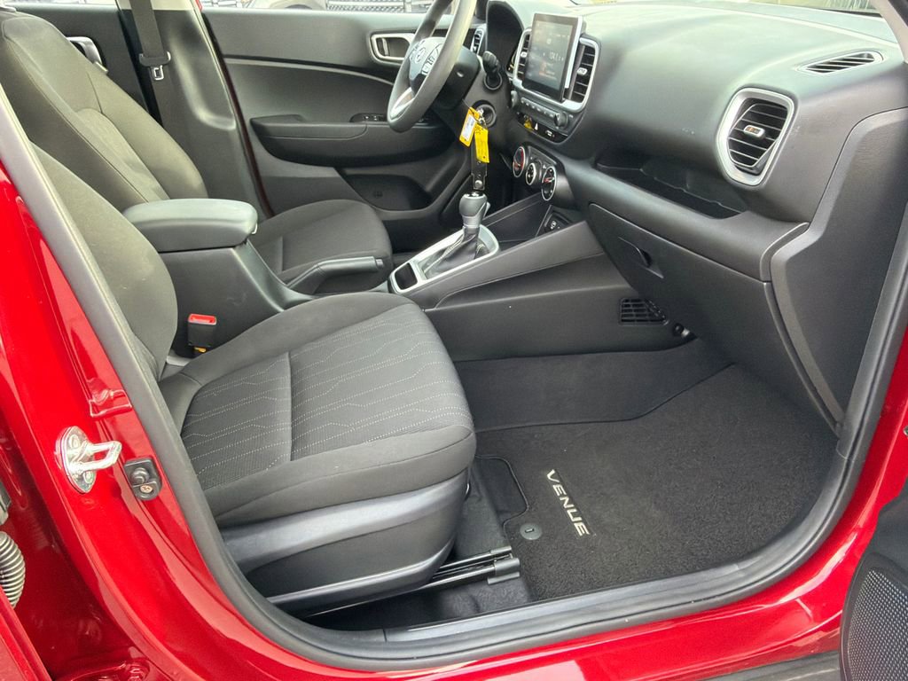 Used 2024 Hyundai Venue SE image 13