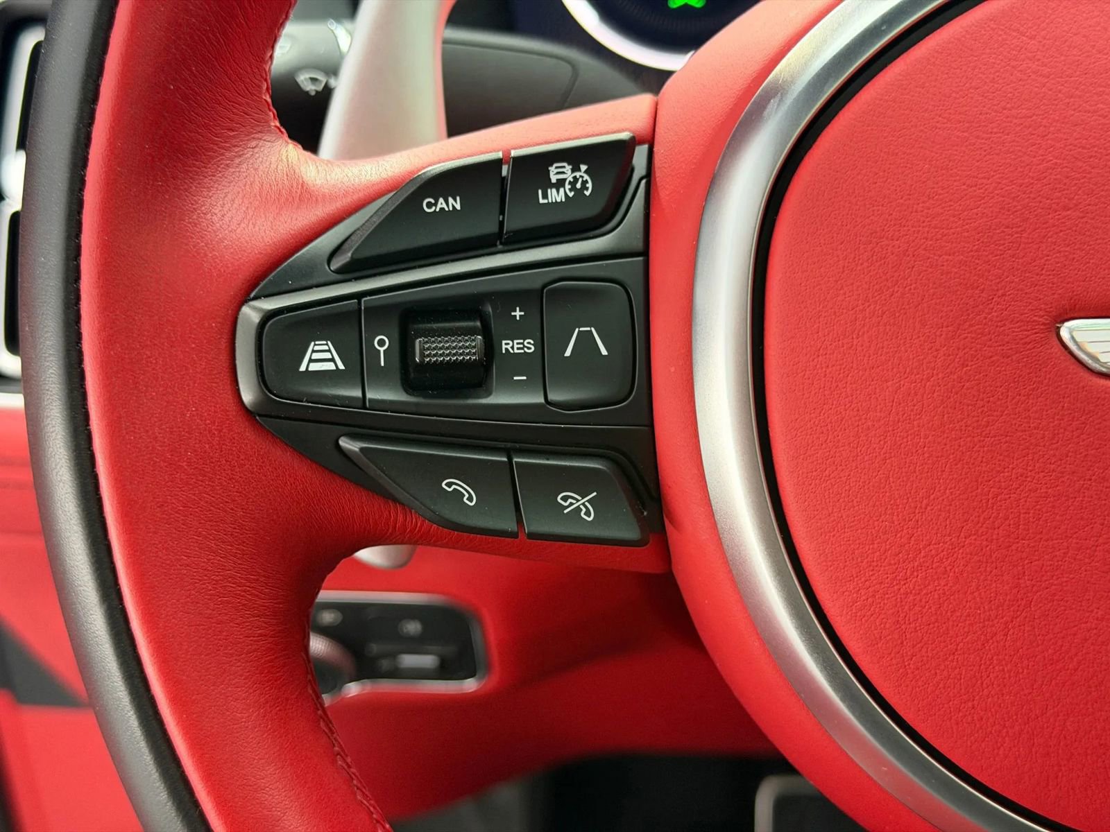 Used 2023 Aston Martin DBX image 31