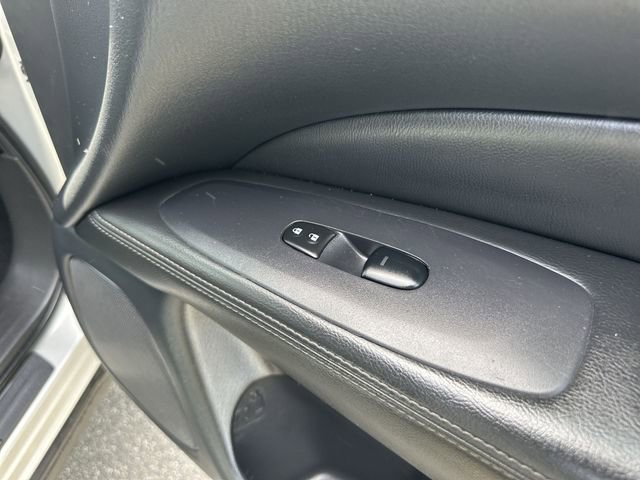 Used 2020 Nissan Pathfinder S image 32