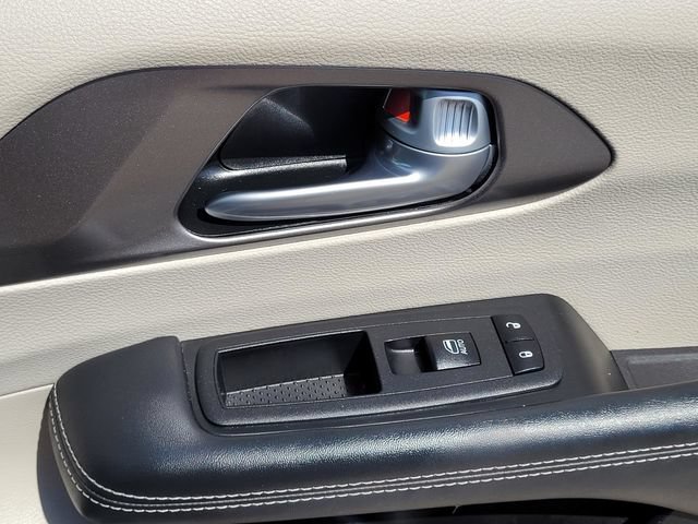 Used 2024 Chrysler Pacifica Touring-L FWD image 25