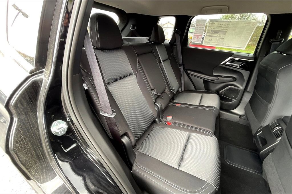 New 2025 Mitsubishi Outlander ES image 9