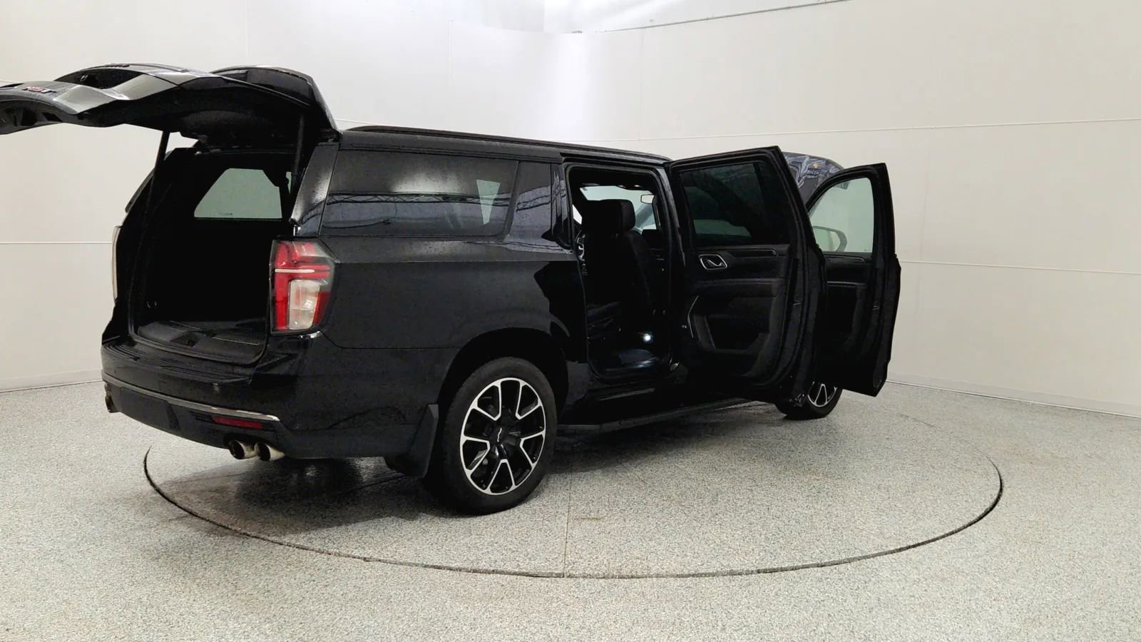 Used 2022 Chevrolet Suburban RST w/ Sport Performance Package image 12