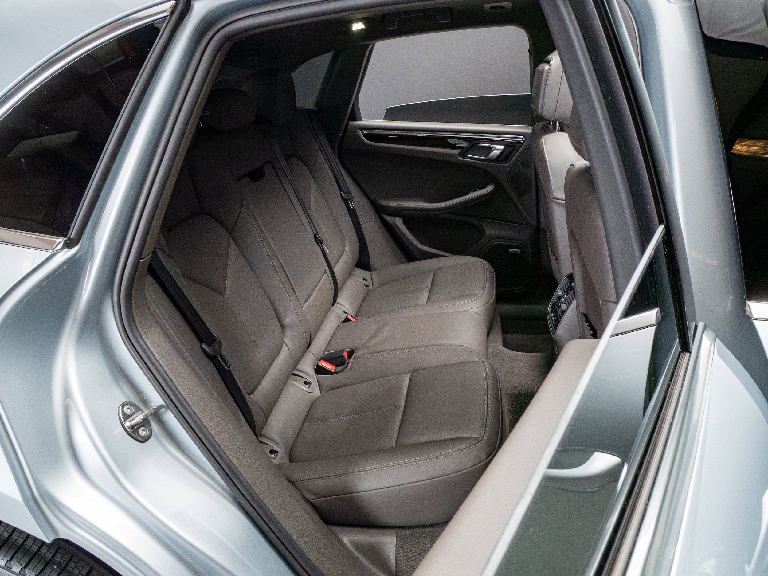 Certified 2025 Porsche Macan AWD/4WD image 31
