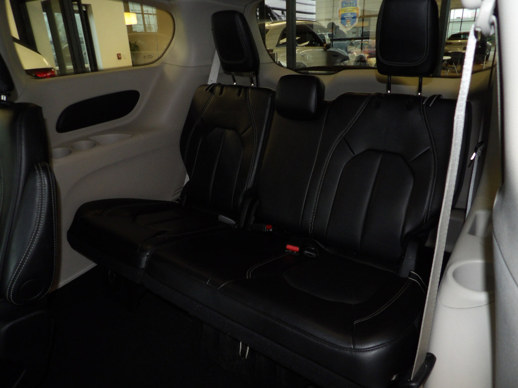 Used 2024 Chrysler Pacifica Touring-L FWD image 22