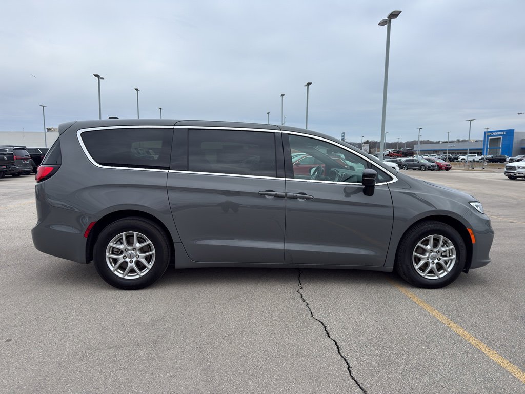 Used 2025 Chrysler Pacifica Select image 4