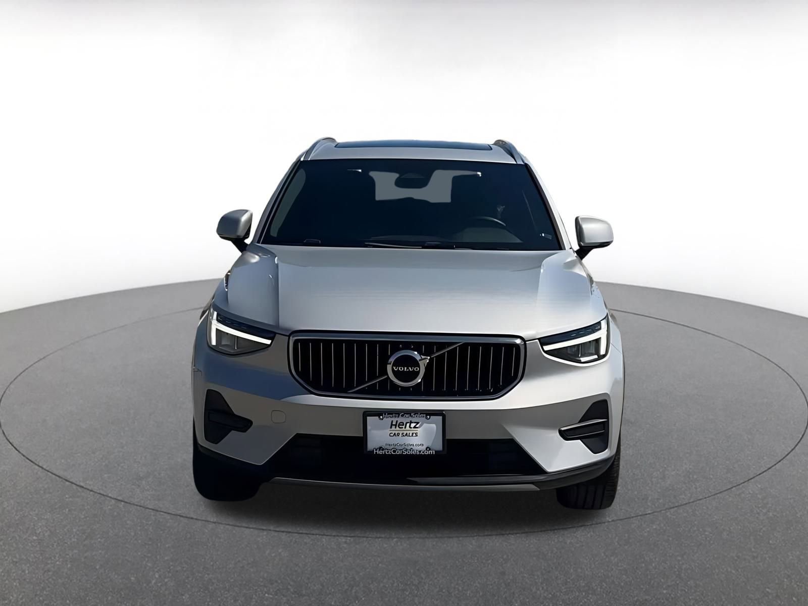 Used 2024 Volvo XC40 B5 Core image 3