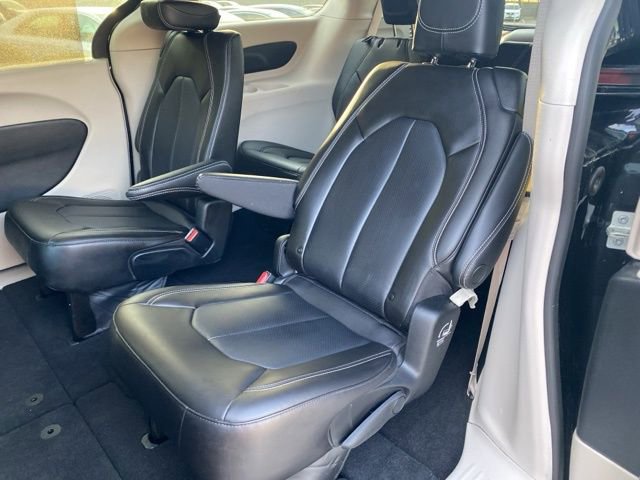 Used 2023 Chrysler Pacifica Touring-L AWD/4WD image 19
