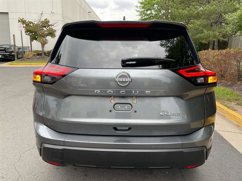Used 2024 Nissan Rogue SV image 5