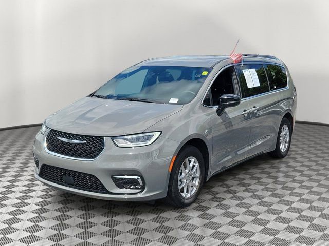 Used 2025 Chrysler Pacifica Select FWD image 3