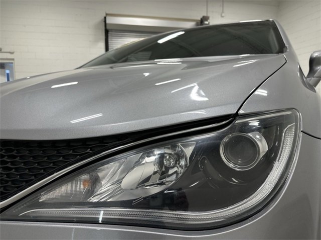 Used 2020 Chrysler Pacifica Touring-L image 11