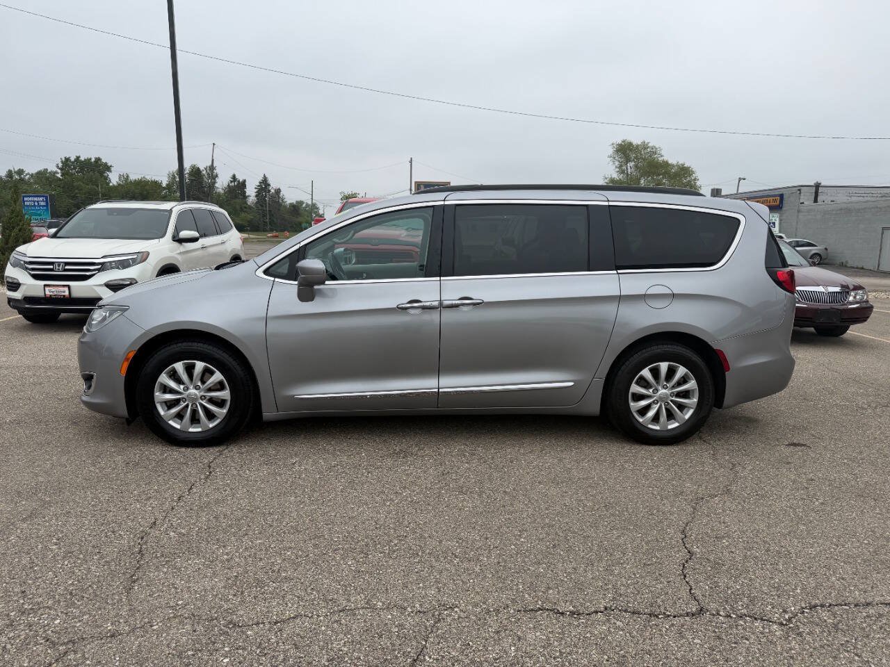 Used 2017 Chrysler Pacifica Touring-L FWD image 2