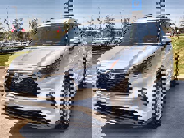 Used 2022 Toyota Highlander LE image 2