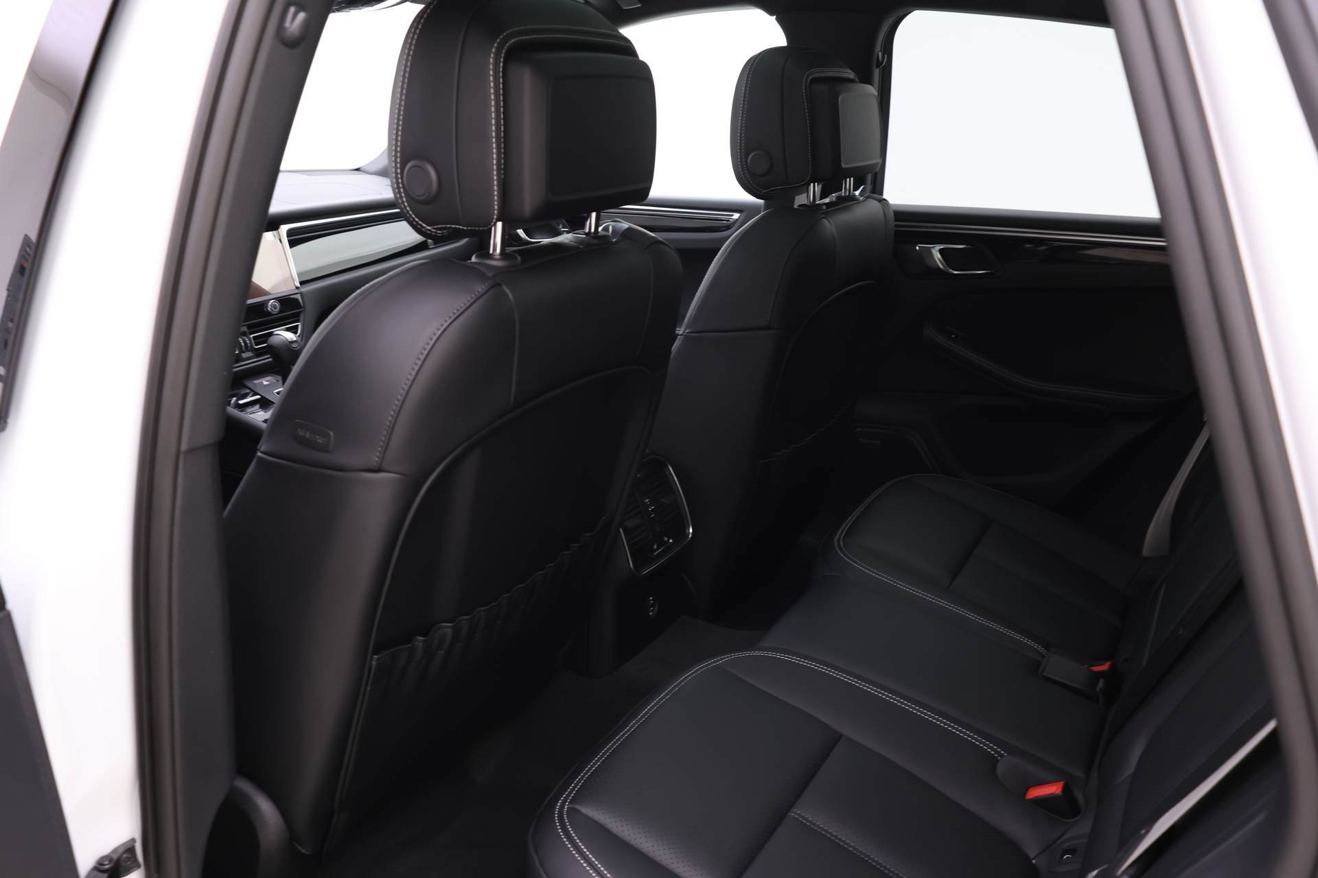 Used 2025 Porsche Macan image 11