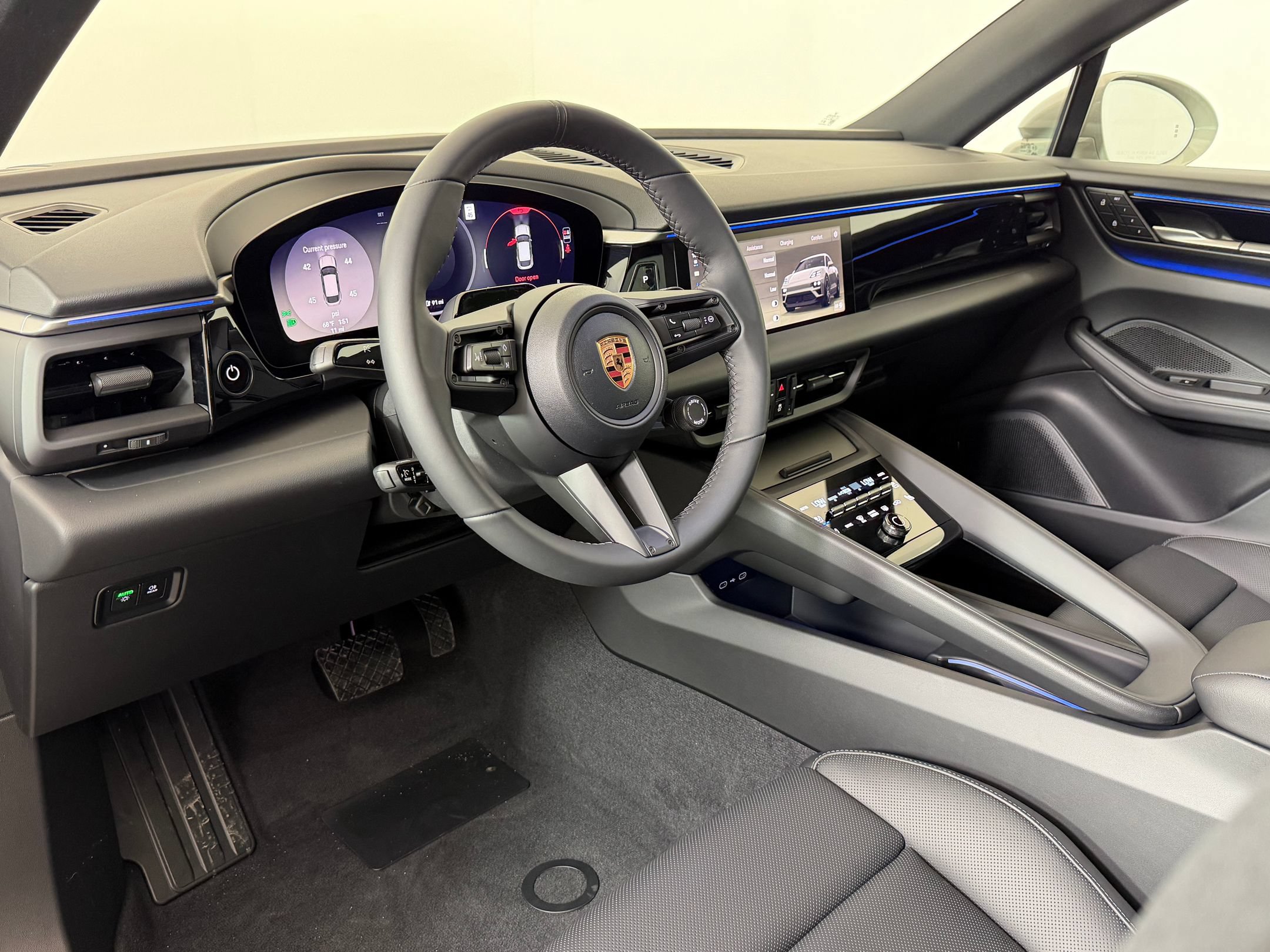 Used 2026 Porsche Macan Electric RWD image 4