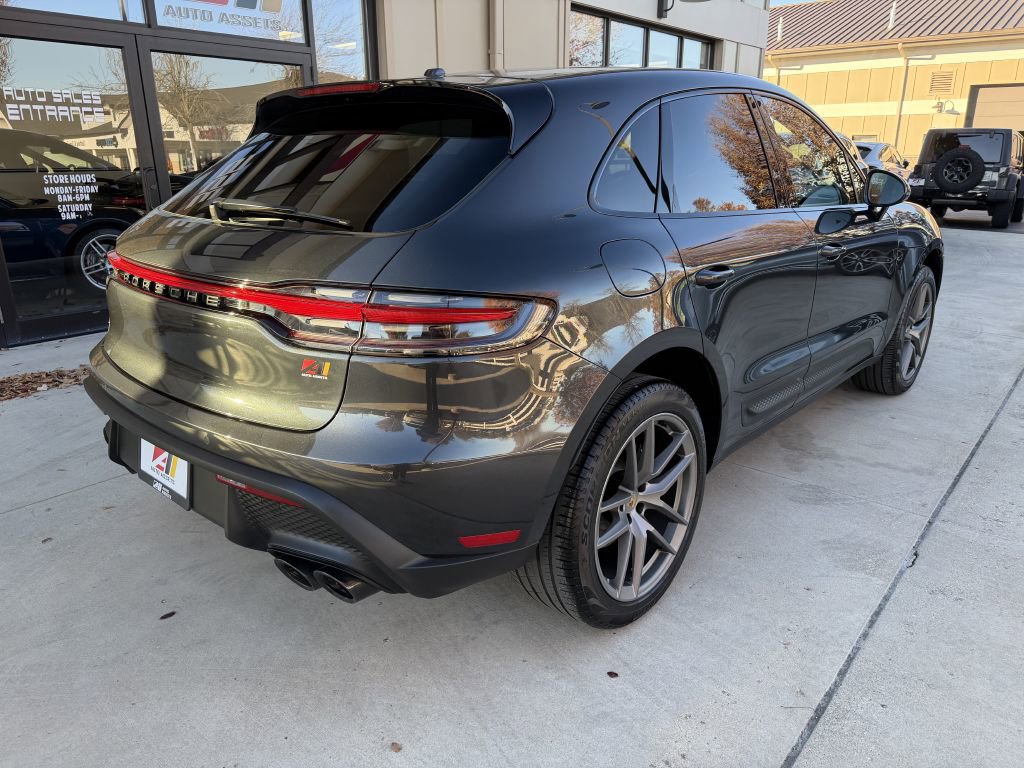 Used 2022 Porsche Macan w/ Premium Package image 9