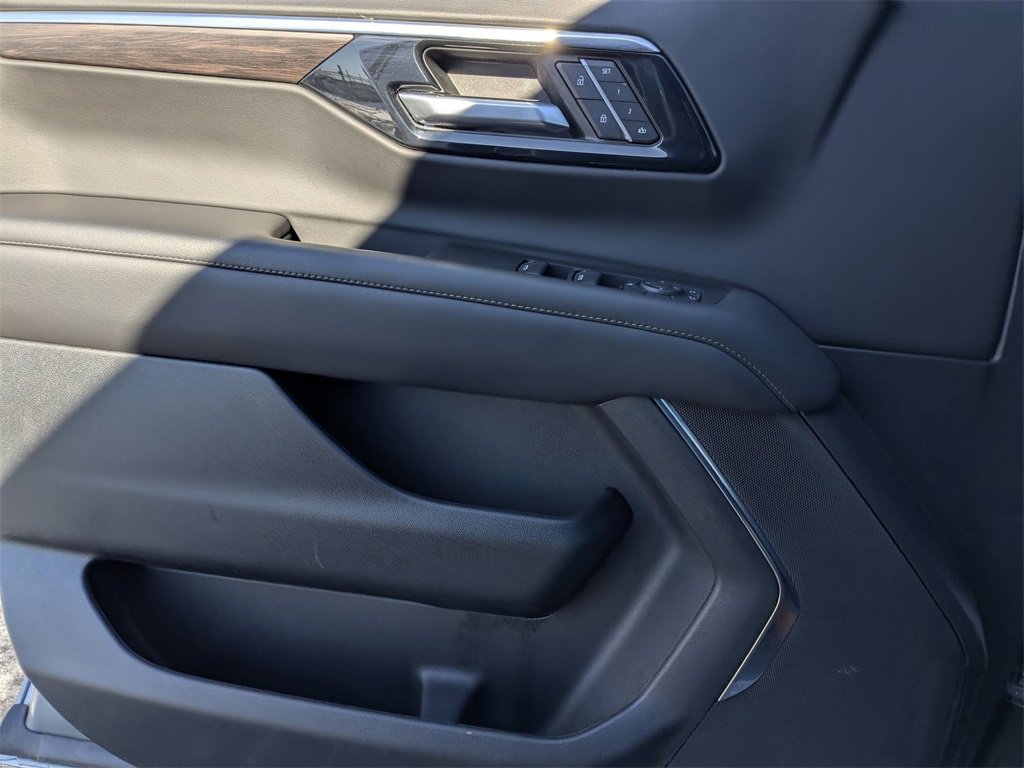 Used 2025 Chevrolet Suburban Z71 image 13