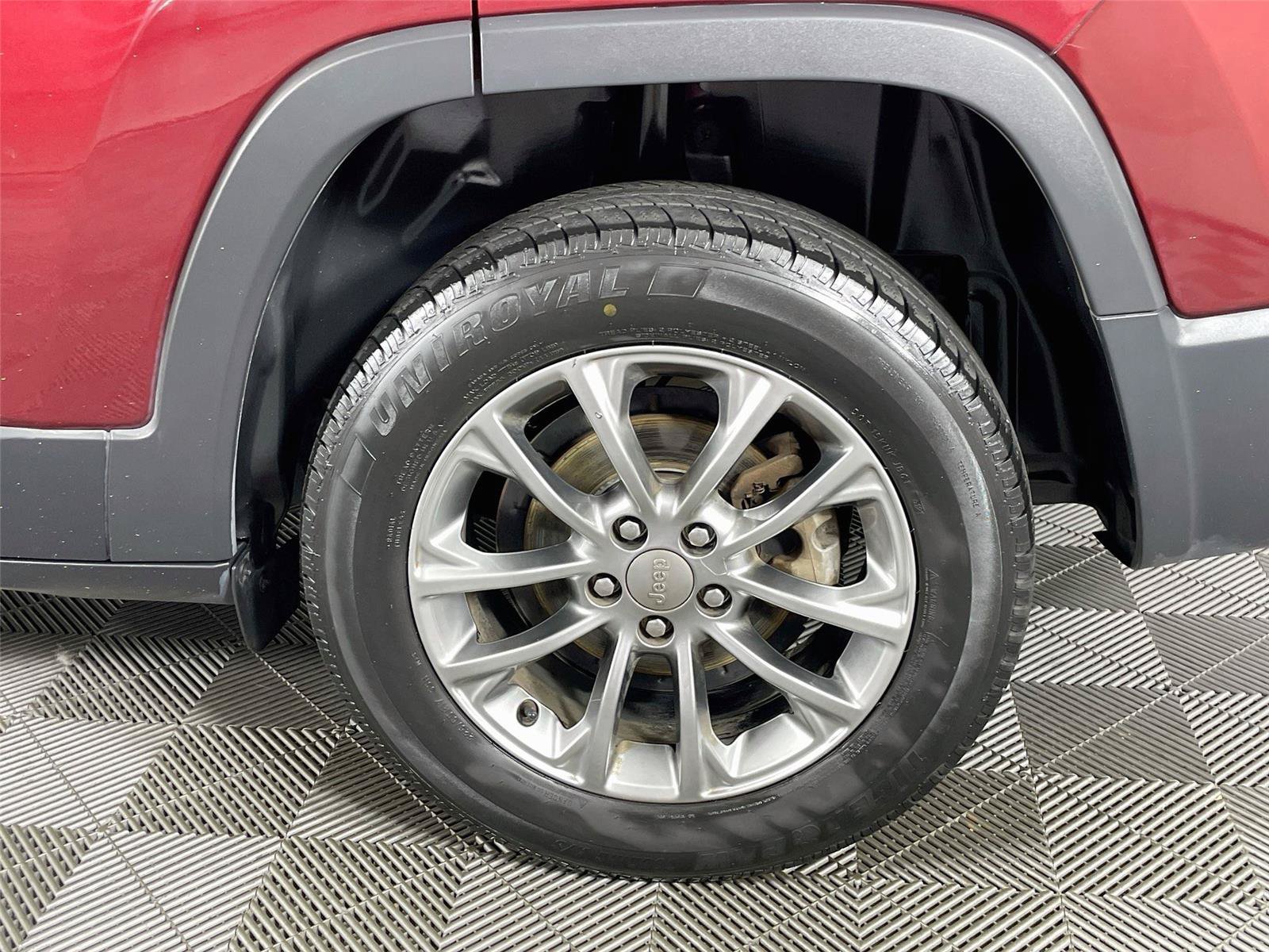 Used 2019 Jeep Cherokee Latitude Plus w/ Cold Weather Group FWD image 32
