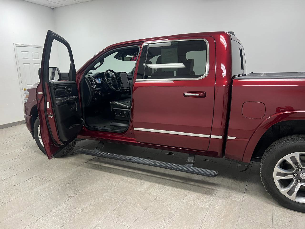 Used 2022 RAM 1500 Limited w/ Body Color Bumper Group AWD/4WD image 14
